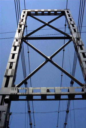 吊橋を支えている柱