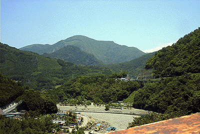 吊橋の下の河原