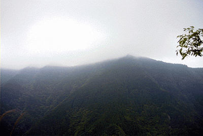 雨雲かかる山